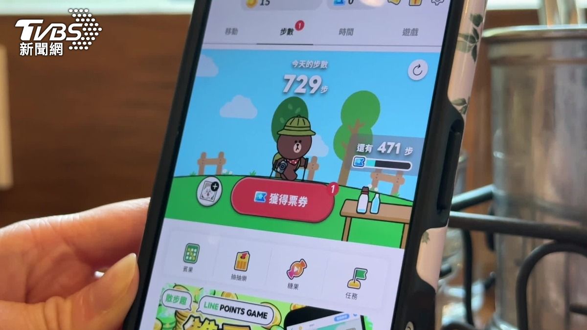 通訊軟體的散步APP，日常走路或騎車、坐車等通勤移動，也能賺日常點數消費。（圖／TVBS）