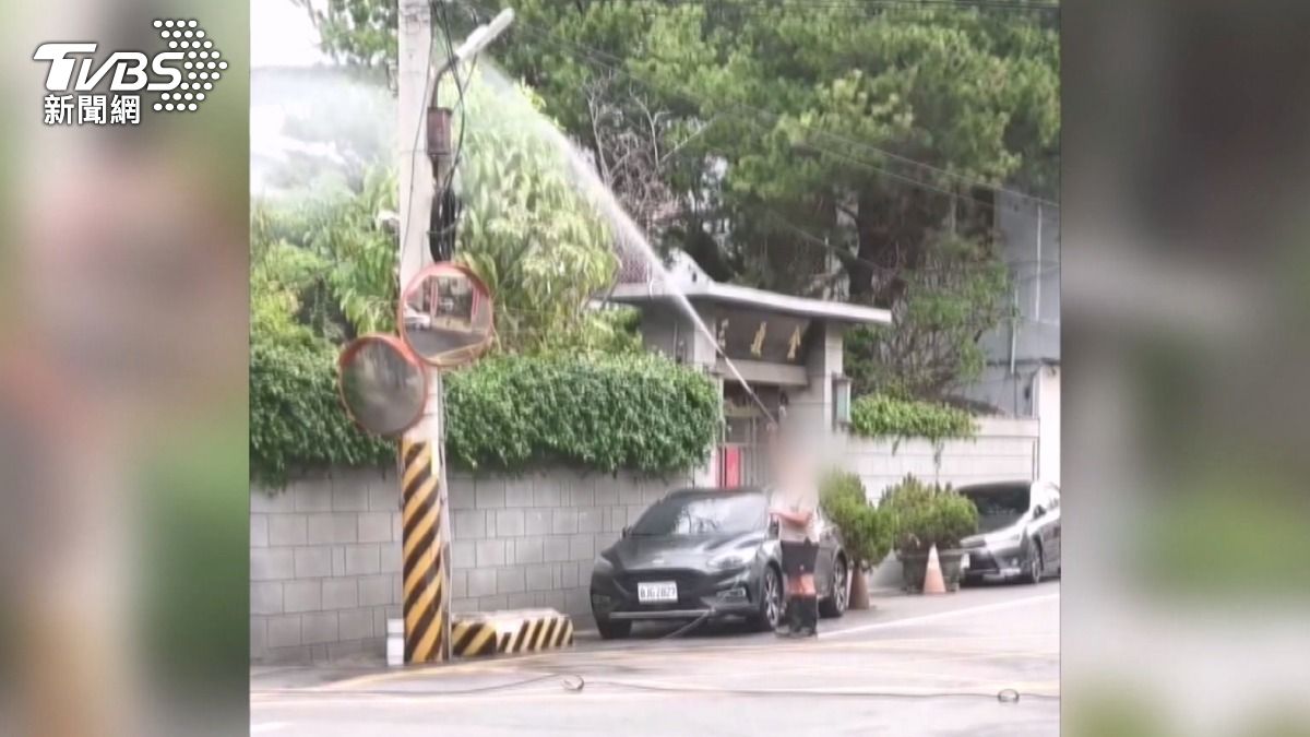 影音/消毒狂魔出沒!男每天水攻整條街 附近居民崩潰:每天都好臭。(圖/TVBS)
