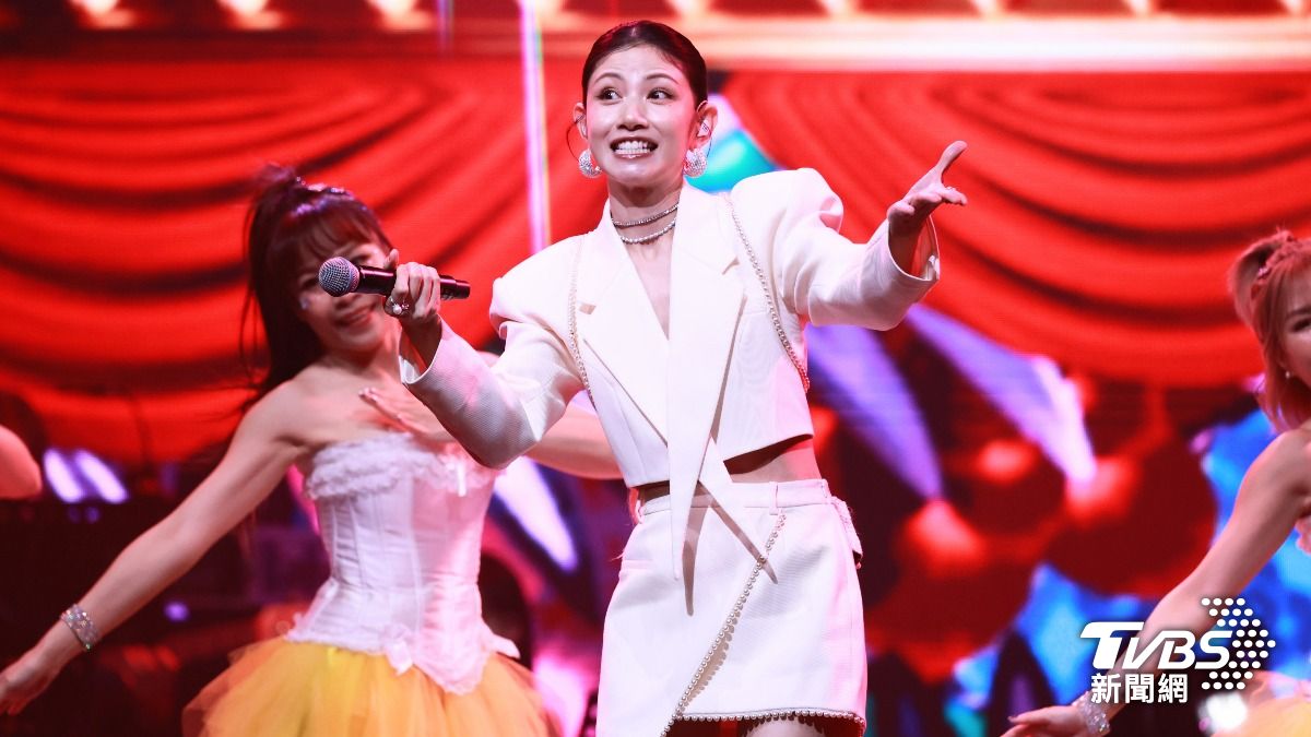 李千娜登台演出。(圖/趙世平攝)