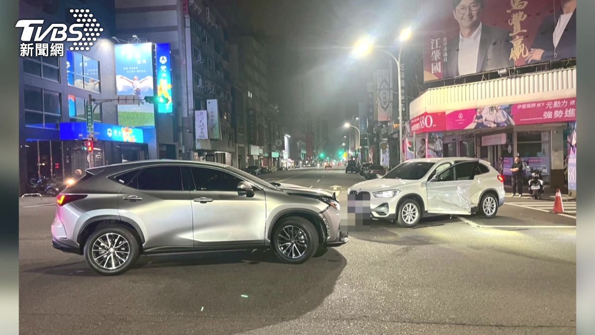 影音／台中連2起車禍！男酒駕闖燈撞車　另一人「恍神翻車」險撞路人。(圖／TVBS)