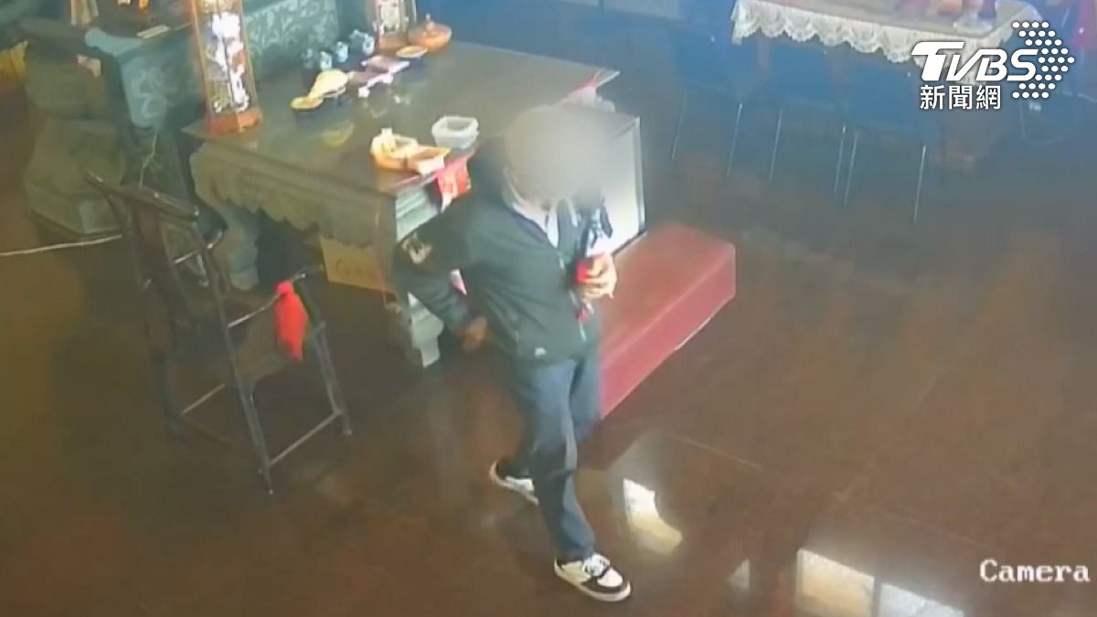 屏東東港一名謝姓男子進入一間宮廟偷走供桌上的香油錢，接著騎機車逃離現場。（圖／TVBS）