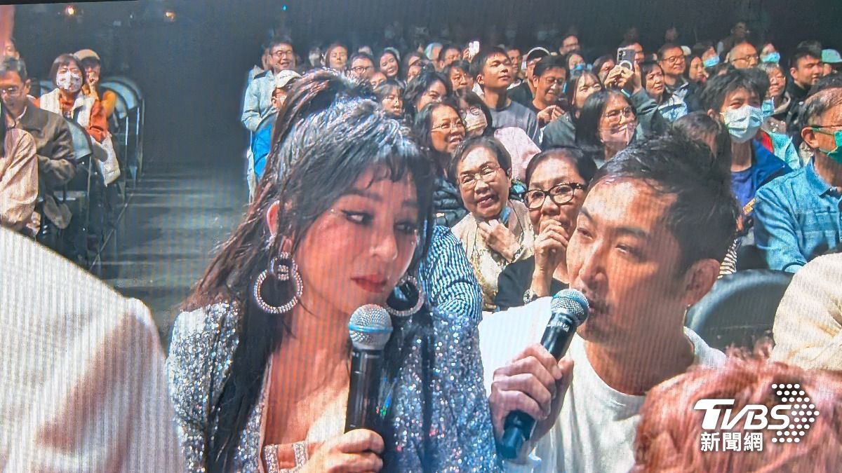 王彩樺直接走到台下,諮詢李進良。(圖/趙世平攝)