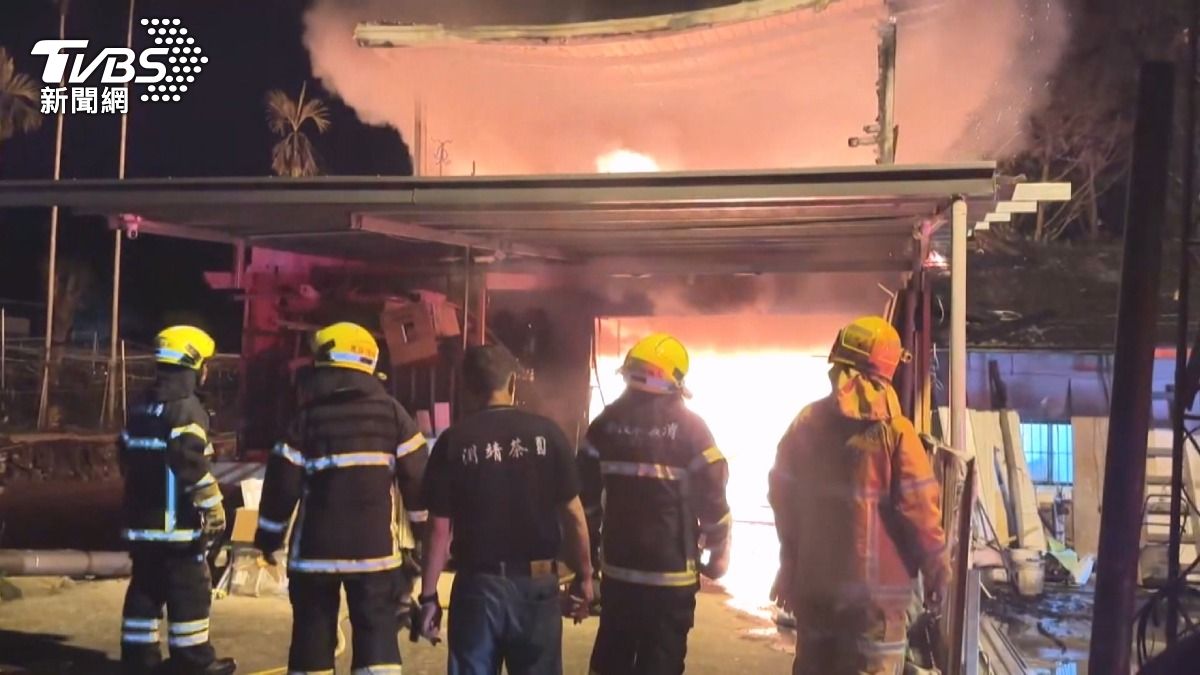洗衣機突冒煙起火！住警器「救命警報」響起　一家人驚逃。(圖／TVBS)