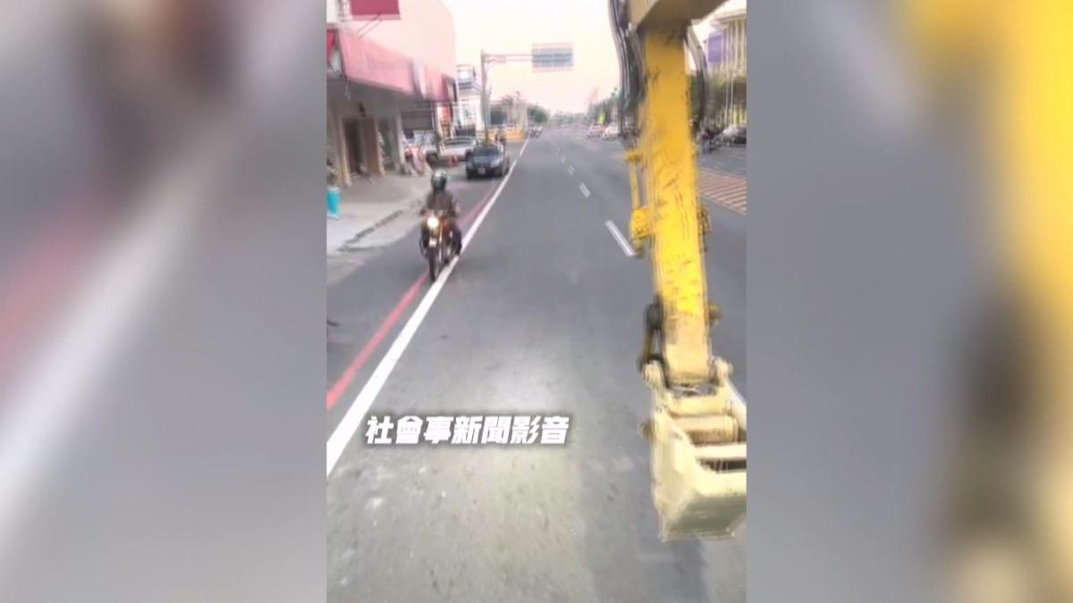 求人不如靠自己！怪手司機「逆向開去加油」　騎士嚇閃下場曝。(圖／社會事新聞影音)