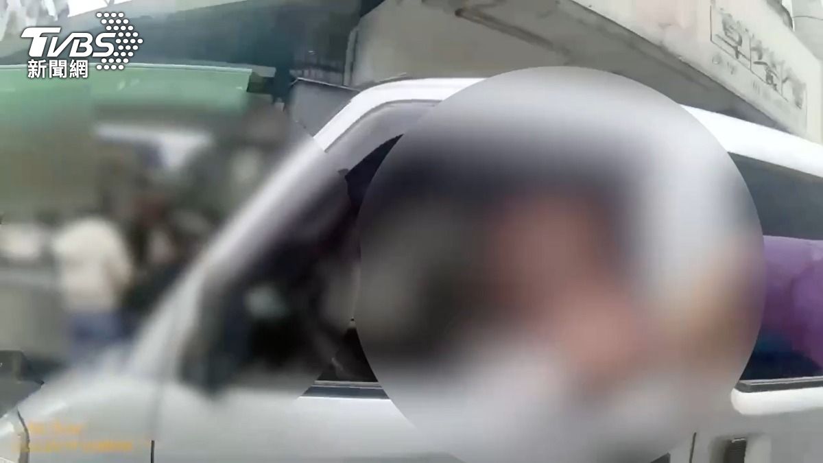 男不滿開車抽菸遭開單竟嗆員警。（圖／TVBS）