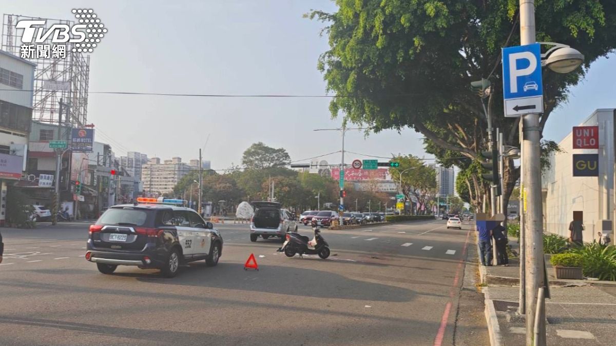 78歲江姓老翁騎車直行通過崇德路與昌平路時,遭準備右轉,由54歲高姓男子駕駛的轎車猛撞。(圖/TVBS)