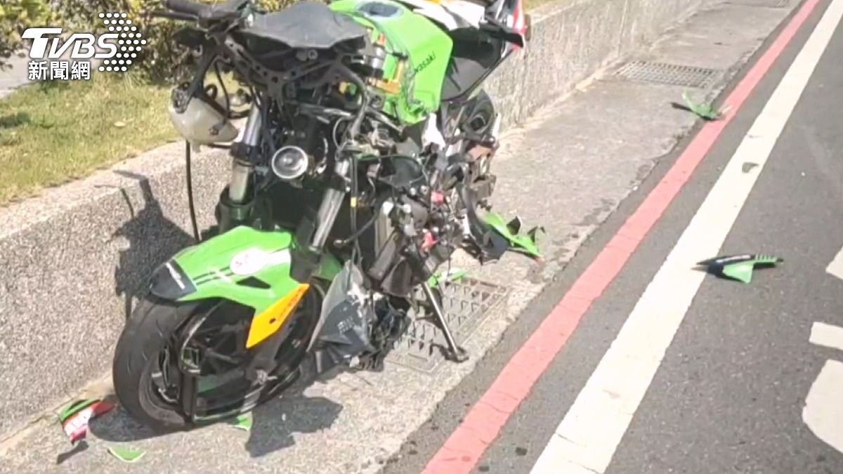 八卦山機車對撞!30萬重機半毀。(圖/TVBS)