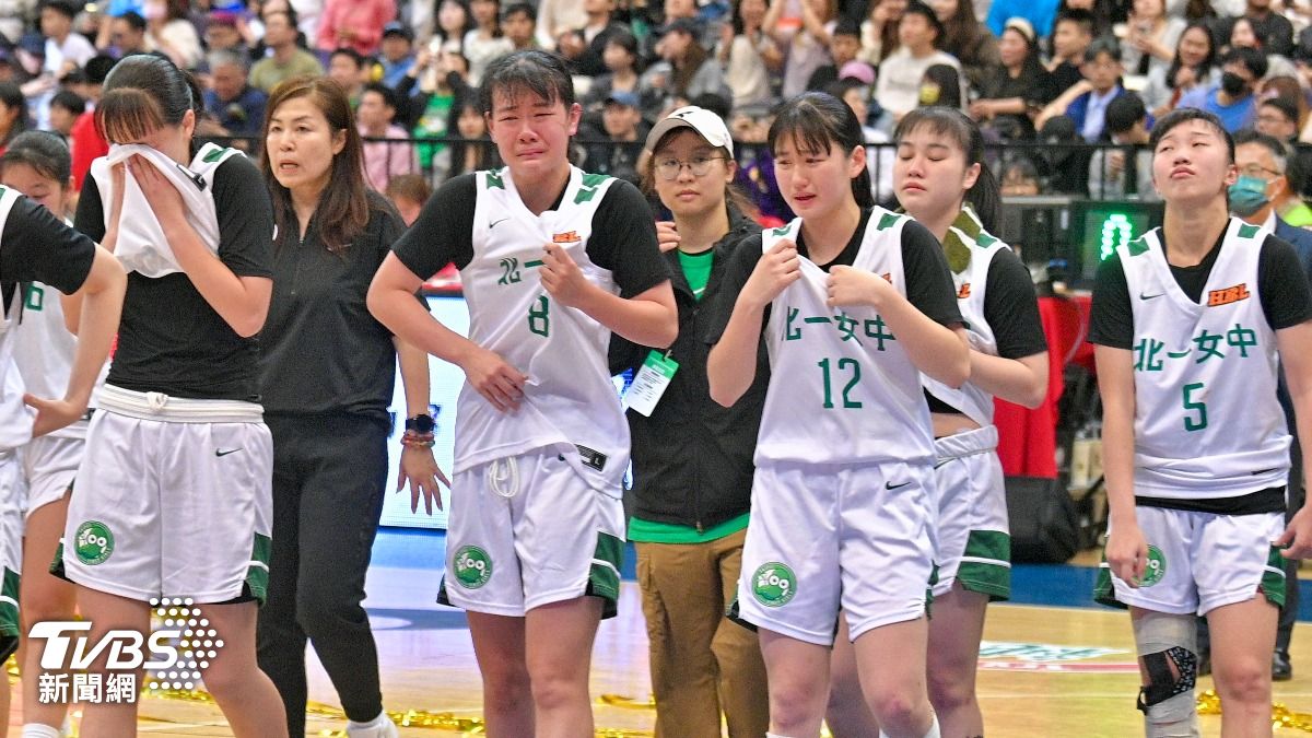 北一女無緣隊史首座3連霸，球員忍不住落淚。（圖／胡瑞麒攝）