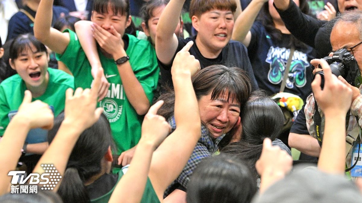 陽明高中教練團和學生喜極而泣。（圖／胡瑞麒攝）