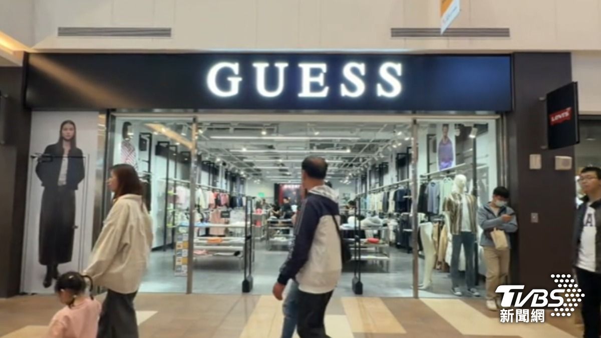 以牛仔起家的美國服飾品牌GUESS實體店面撐不住，全台分店將在3月底前熄燈。（圖／TVBS）