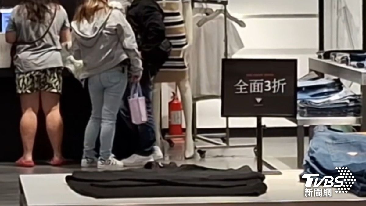 美國服飾品牌GUESS全台分店大出清，許多消費者搶便宜。（圖／TVBS）