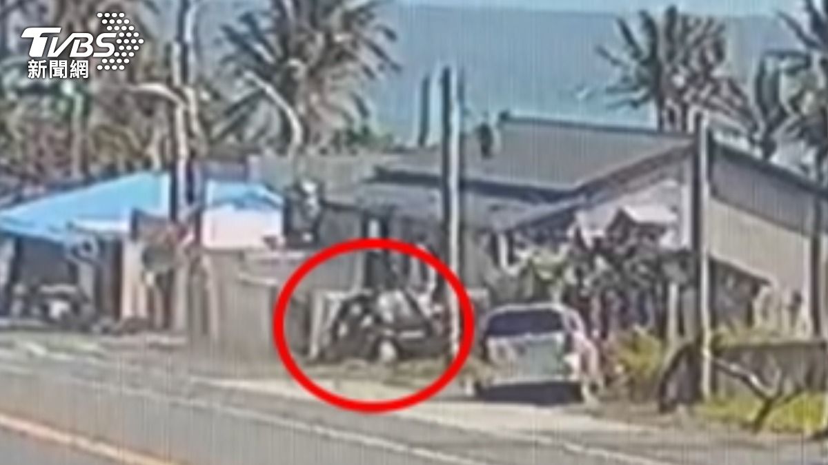 79歲男失控自撞民宅，送醫搶救仍不治身亡。（圖／TVBS）