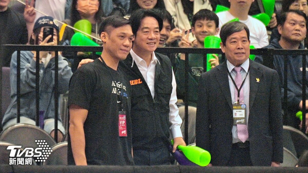 總統賴清德和富邦勇士球星林志傑並肩而坐觀戰。(圖/胡瑞麒攝)