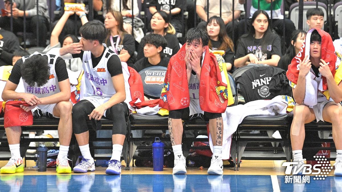 南湖末節氣勢崩盤,板凳席氣氛低迷。(圖/胡瑞麒攝)