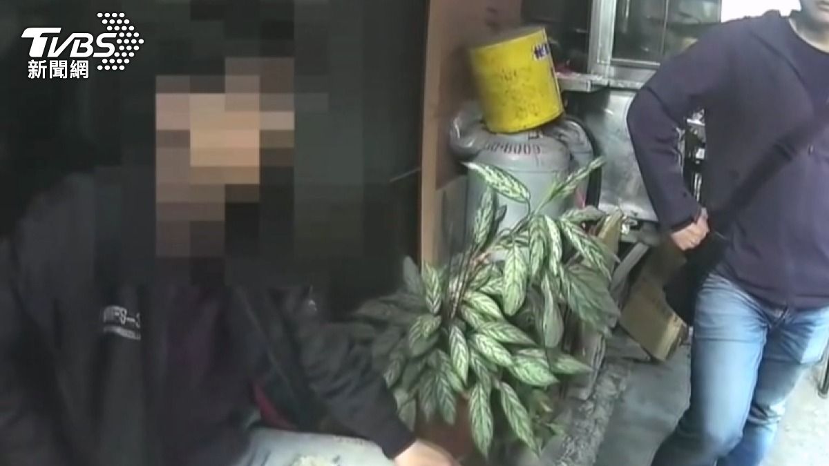 想報復? 22歲持刀男商圈居民秒搶刀壓制,警火速逮捕。(圖/TVBS)