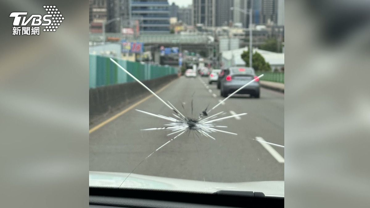 上橋秒被石砸! 車前檔蝴蝶型裂痕報警。(圖/TVBS)