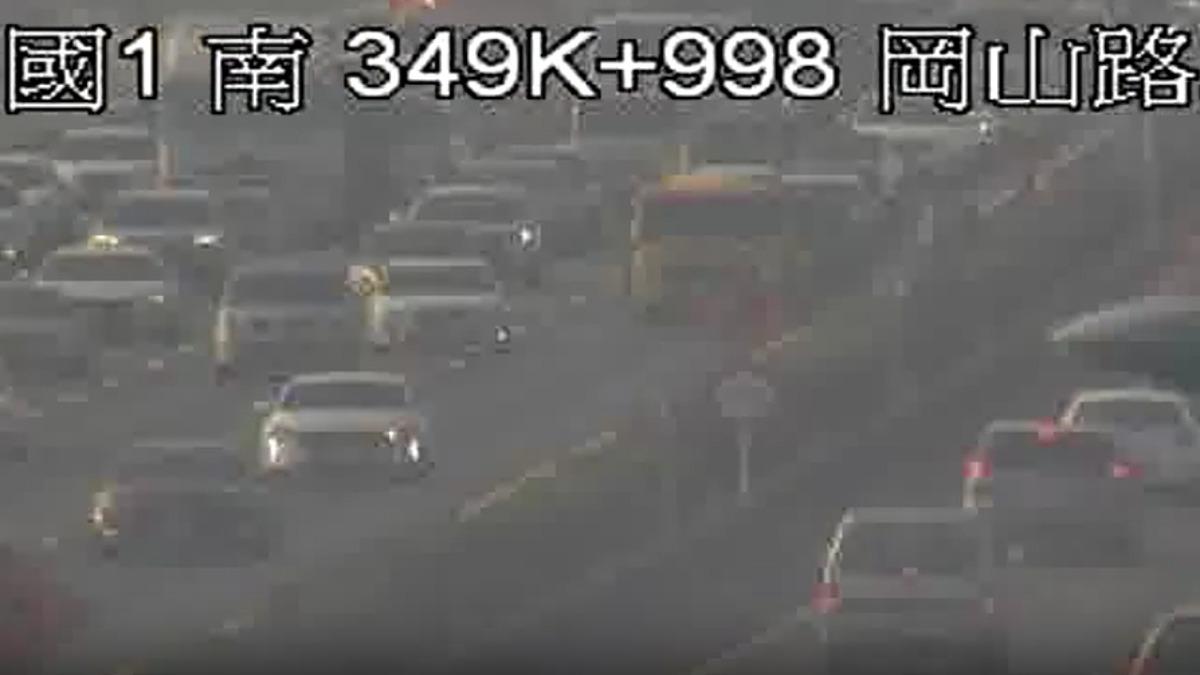 內線4小客車、小貨車追撞。(圖/翻攝自國道即時影像)