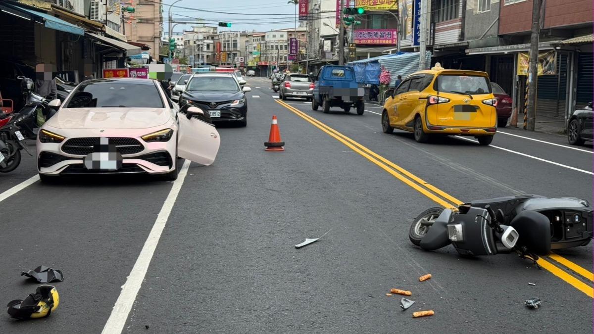 路邊車突「開門」　微電車閃避不及倒地傷
