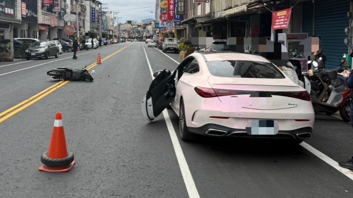 開車門沒注意後方　微電車騎士慘遭撞翻送醫。（圖／宜蘭分局）