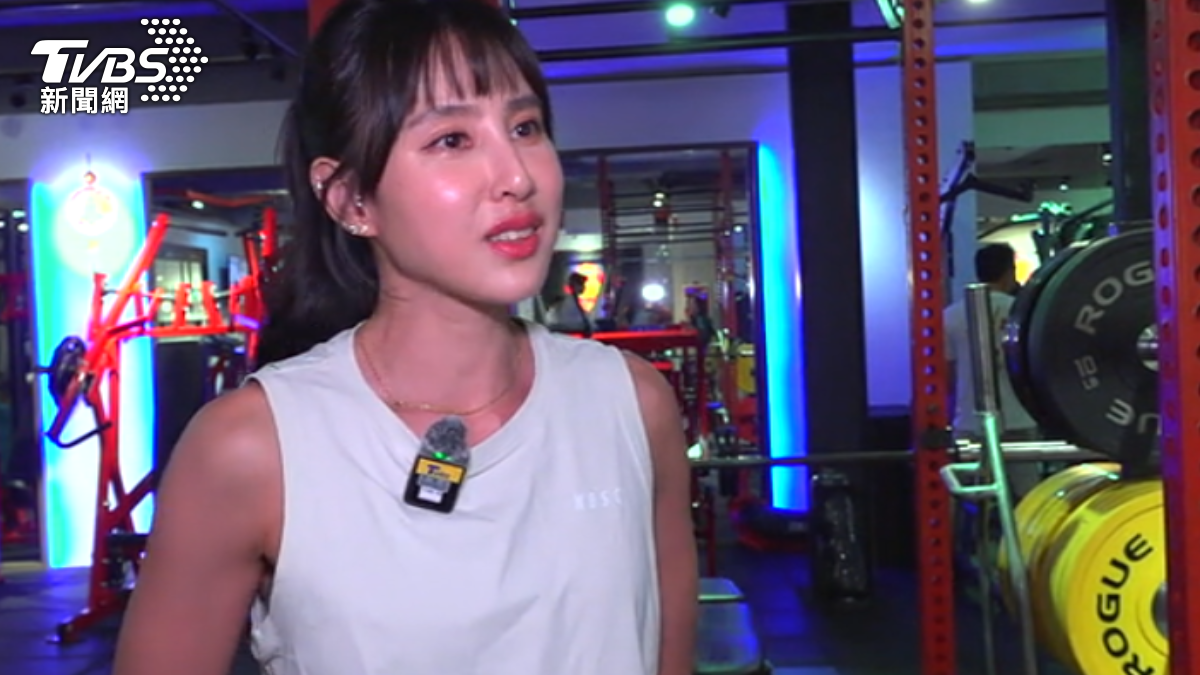 房思瑜自嘲對運動嚴重上癮，連肩膀脫臼期間都想去打高爾夫。(圖／TVBS)