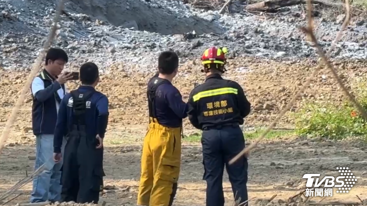 土堆中含有不明物質，消防射水時突然發生爆炸。（圖／TVBS）