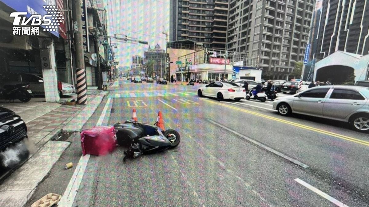 外送員被轎車撞飛,人車皆倒地。(圖/TVBS)