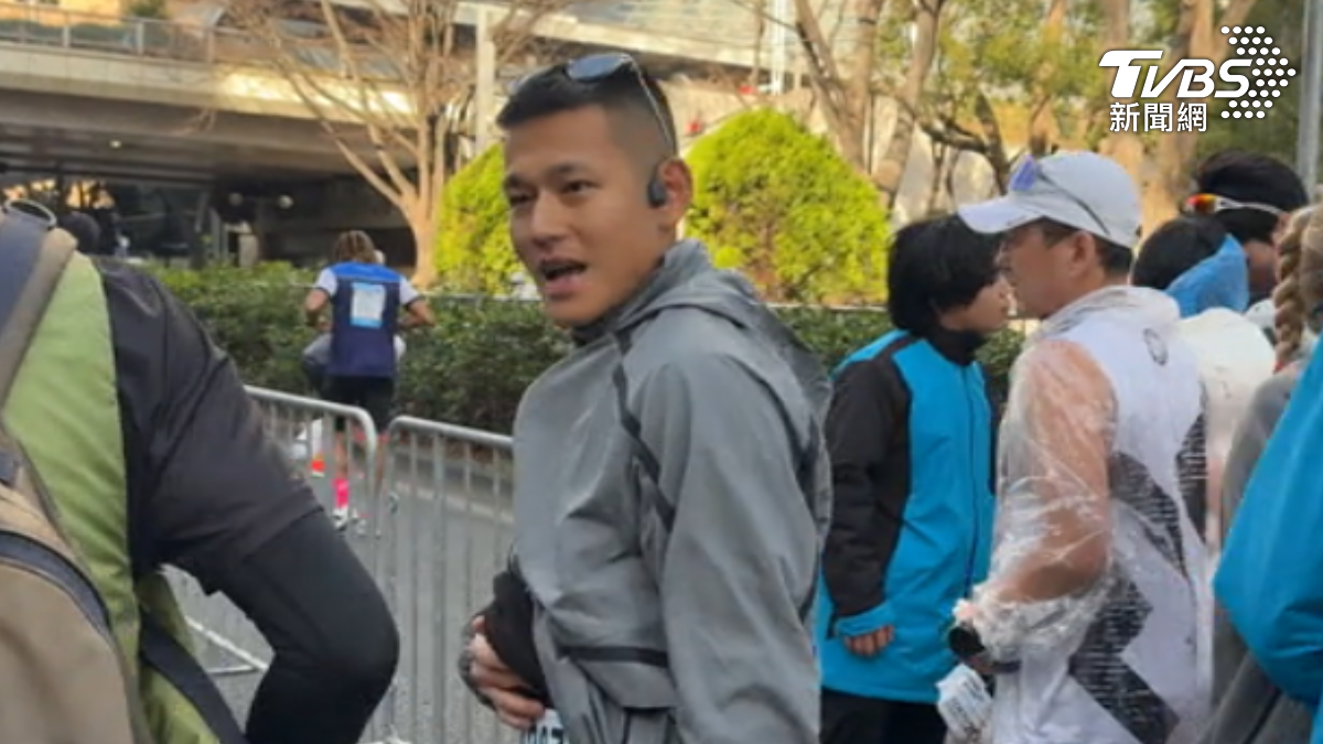 阿倉在2026年東京馬拉松，因身體不適未能完賽，學到要好好保護身體的教訓。(圖／TVBS)
