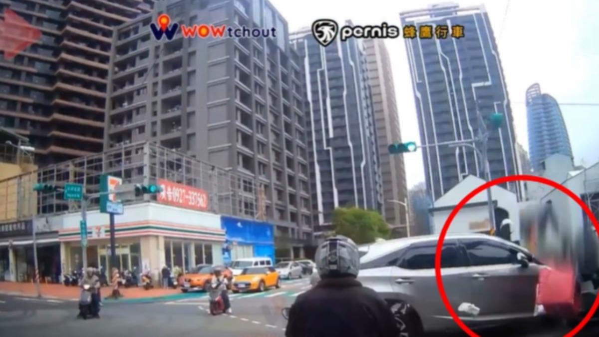 桃園一名外送員被轎車撞上倒地。(圖/翻攝自threads@wowtchout)