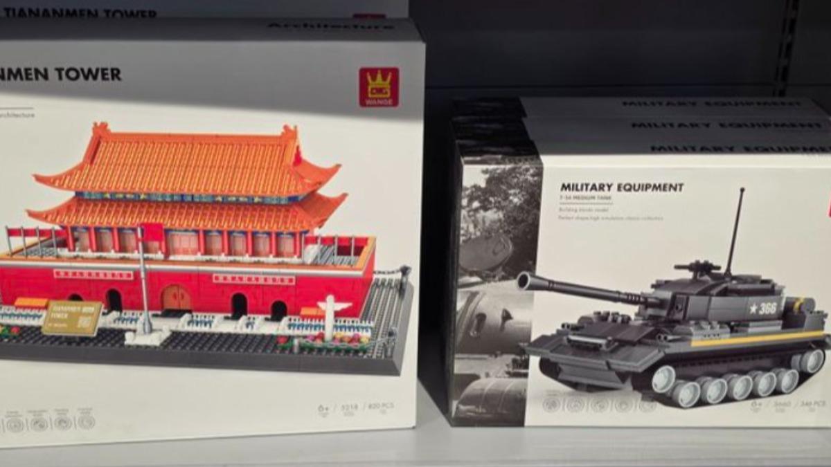 有網友在中國的玩具店看到盜版樂高出的「天安們廣場」與「坦克車」。 （圖／翻攝X@komaken3）