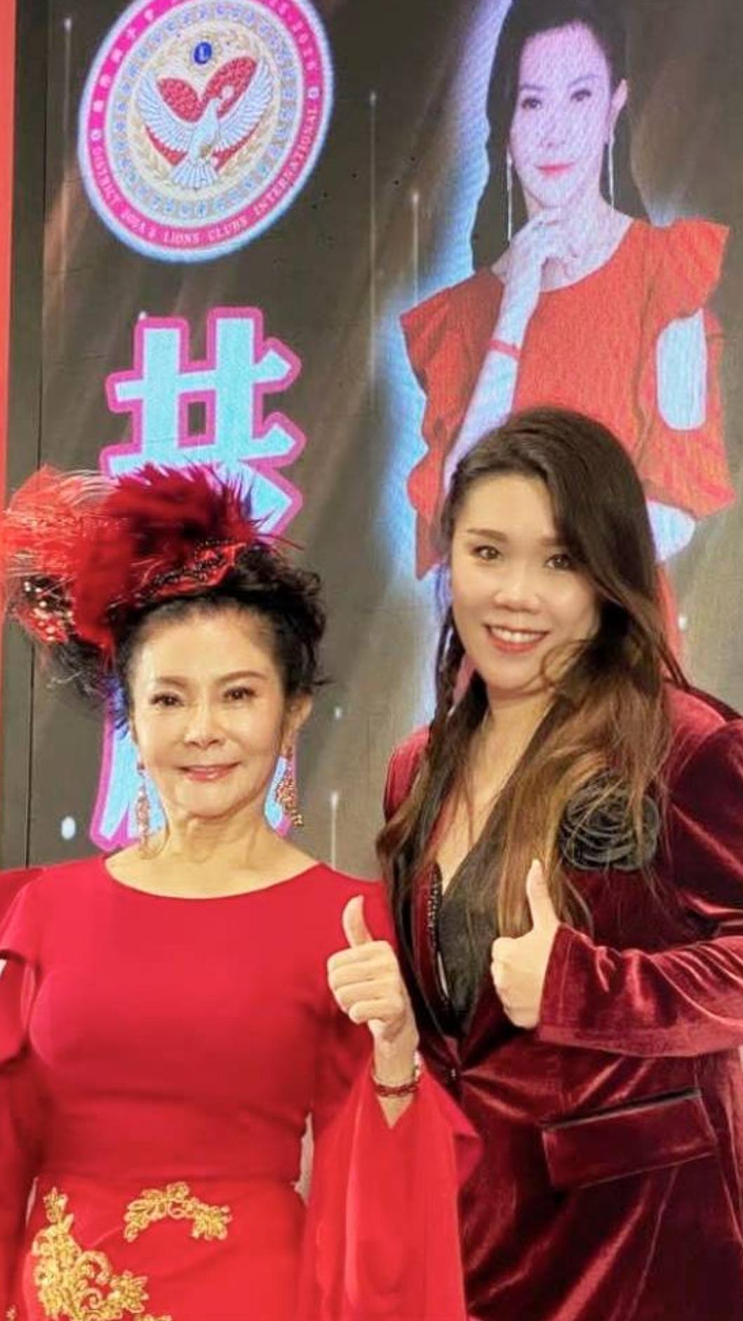 蔣雪櫻(左)感謝董美君(右)寫出媽祖的歌曲。(圖/華煬娛樂提供)