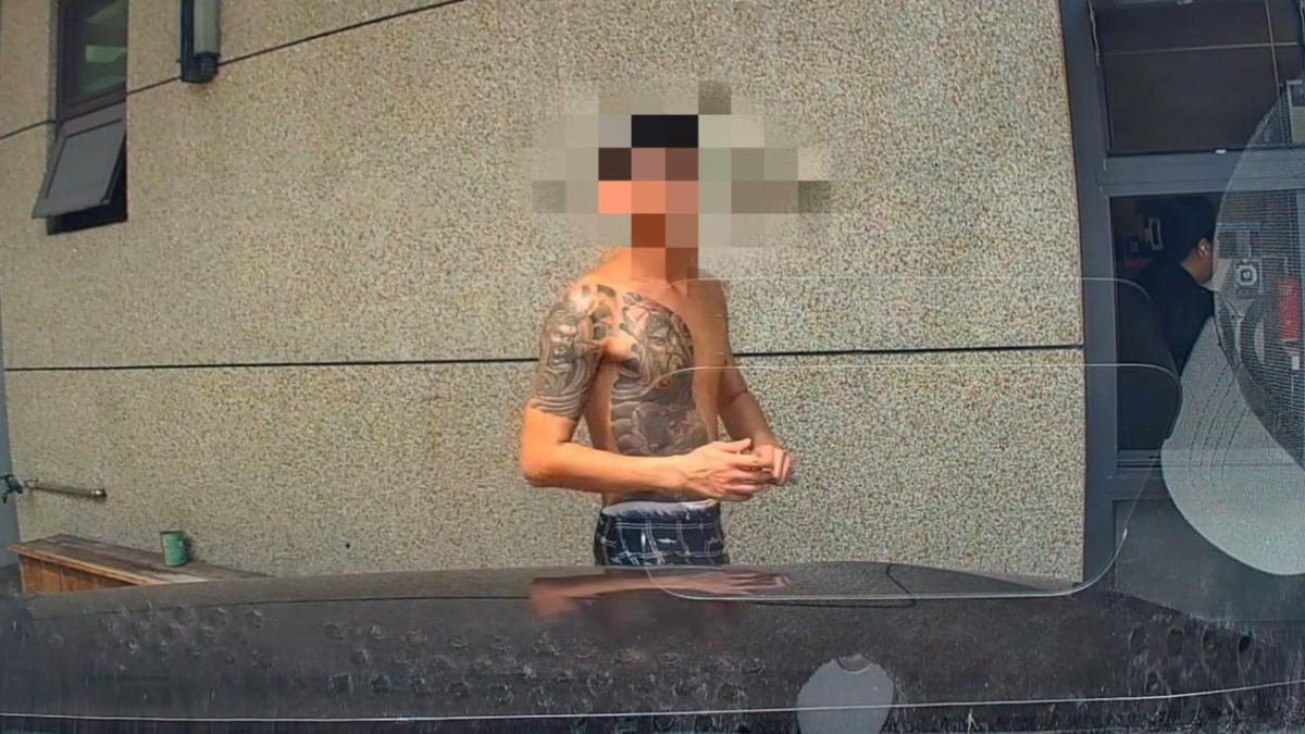 刺青裸男猛敲車窗，瘋狂拉車門嚇壞網友。（圖／翻攝自花蓮同鄉會臉書）