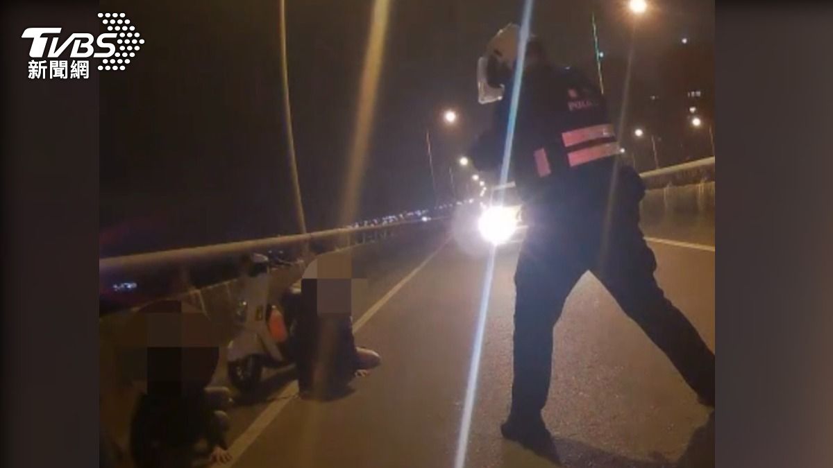 警方喝令2人下車。(圖/TVBS)