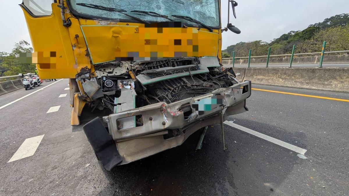 台64八里拖吊車撞上砂石拖板車 駕駛一度卡車內