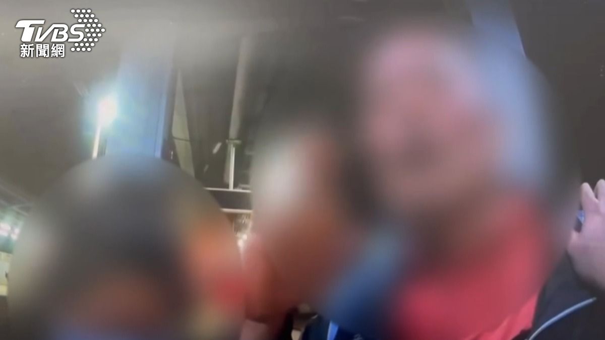 桃園一名男子於車廂施暴被拉下車。（圖／TVBS）