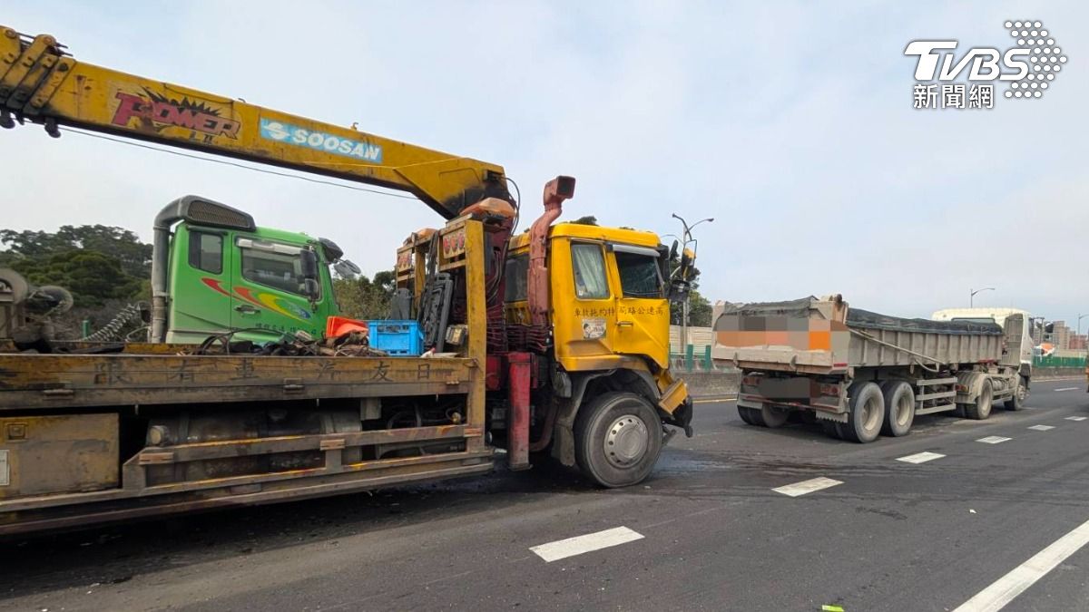 追撞砂石車斗,拖吊車駕駛空間遭劇烈撞擊,讓拖吊車車頭全毀,駕駛一度受困。(圖/新北消防局提供)