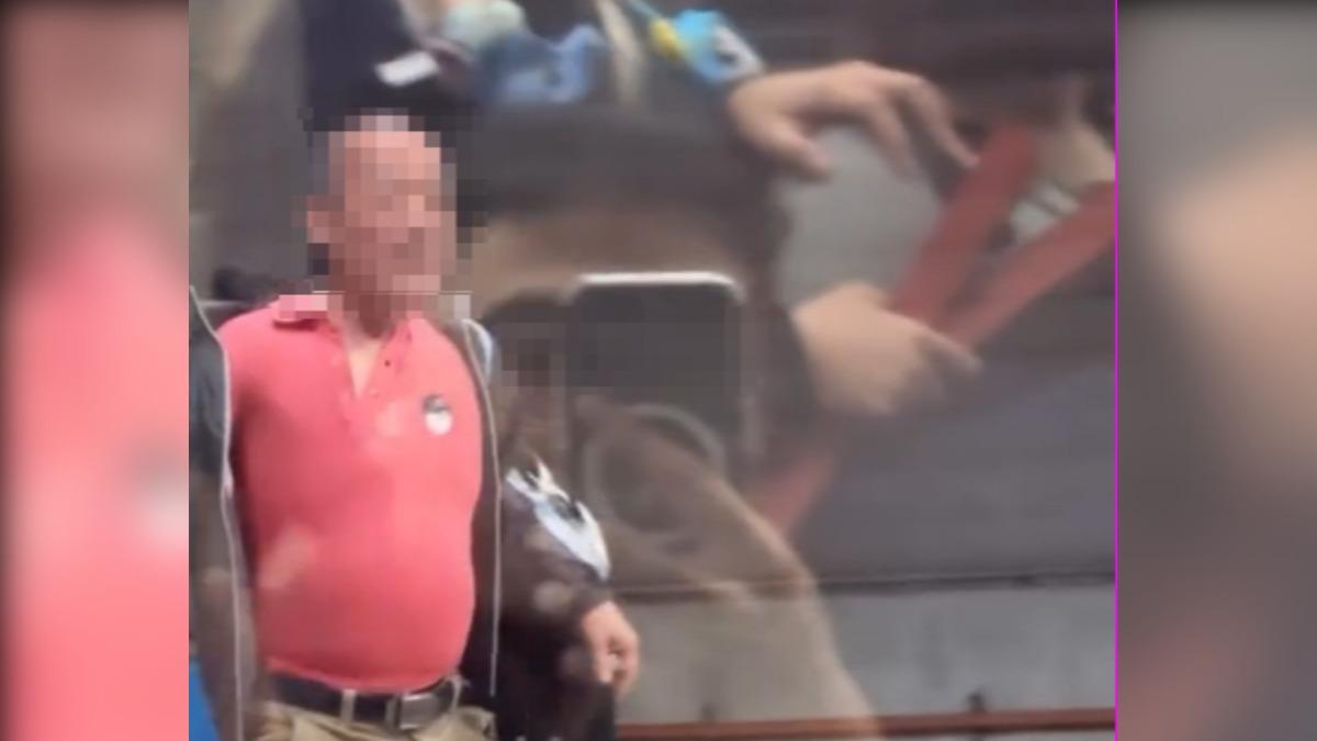 紅衣男子疑似因為碰撞乘客起衝突,被請下車後還想衝回車廂。(圖/Threads@yulin_chu0529)