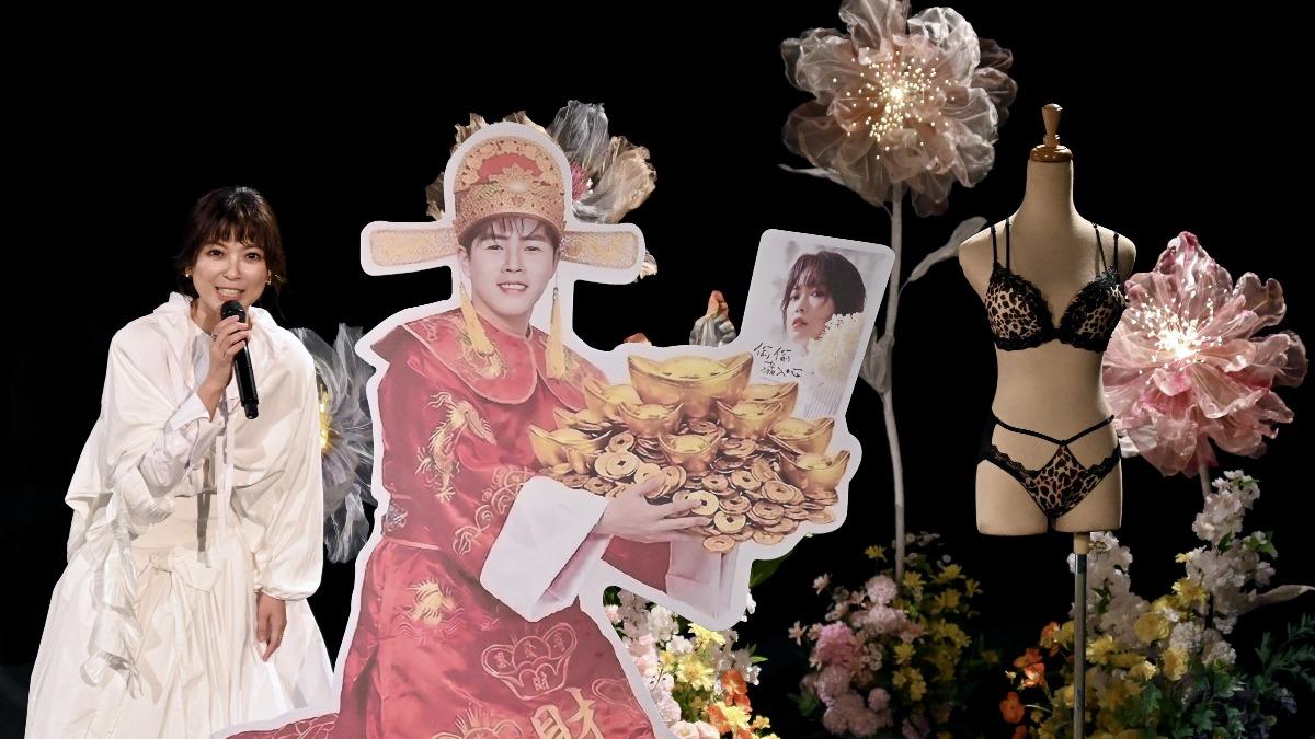 陳孟賢送上翁鈺鈞性感內衣。(圖/三立提供)