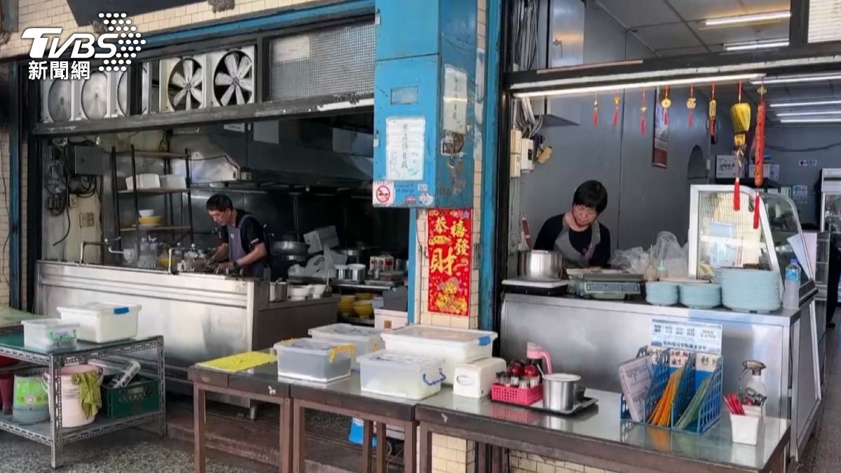 業者坦言 來客量減少,生意漸漸沒落,做了18年的老員工也很無奈,第三代老闆趙小姐需要時間休息,希望能轉讓老味道,繼續傳承老老闆的山東味。(圖/TVBS)
