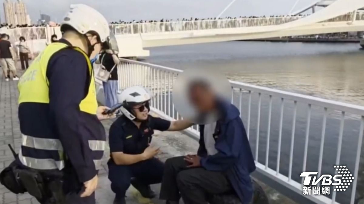 阿伯也瘋大港開唱!嗨到自己「喝斷片」險墜海 警急攔截