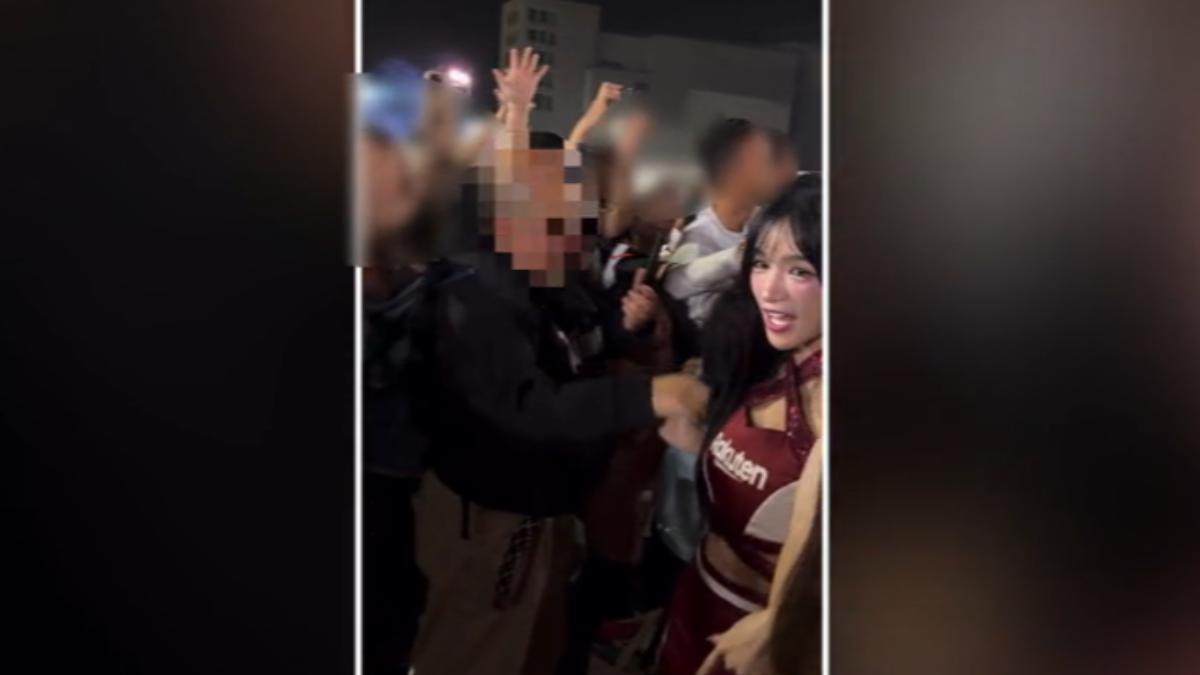樂天女孩遭男粉絲緊握手不放。（圖／翻攝threads）