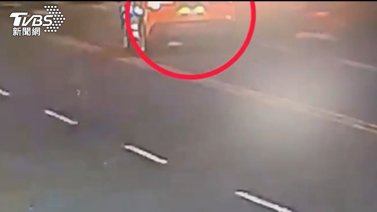 計程車左轉時疑因視線死角，與對向直行公車相撞。（圖／TVBS）