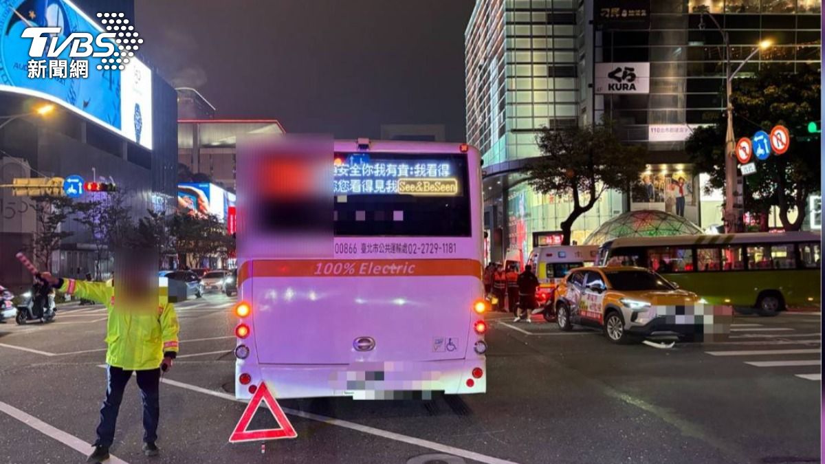 事發地位於信義鬧區，巨大聲響嚇壞往來民眾。（圖／TVBS）