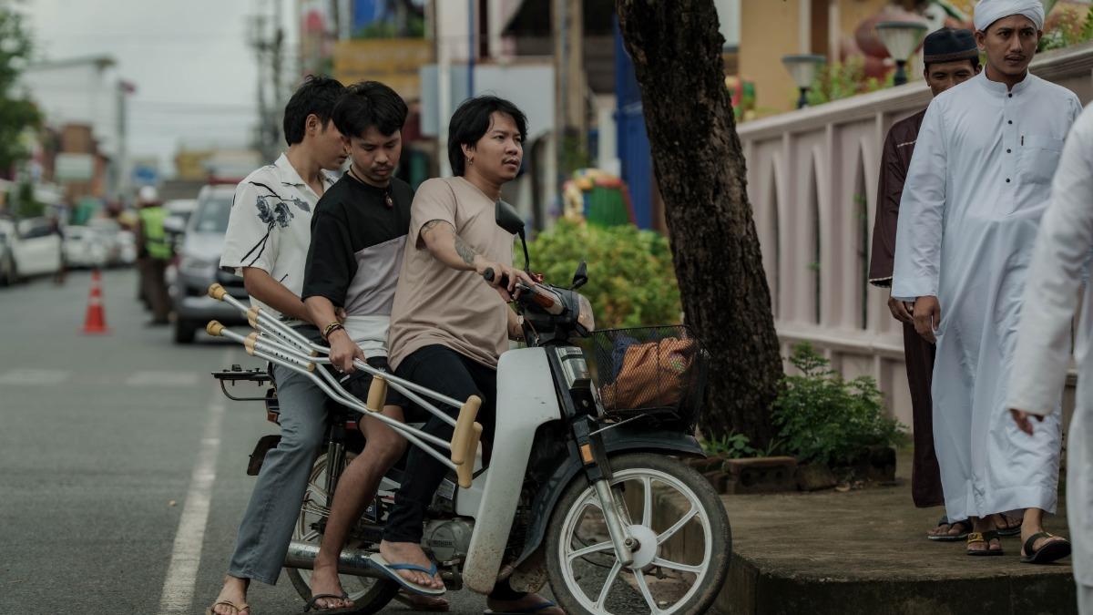 《送葬人》系列大膽啟用大量素人。(圖/車庫提供)