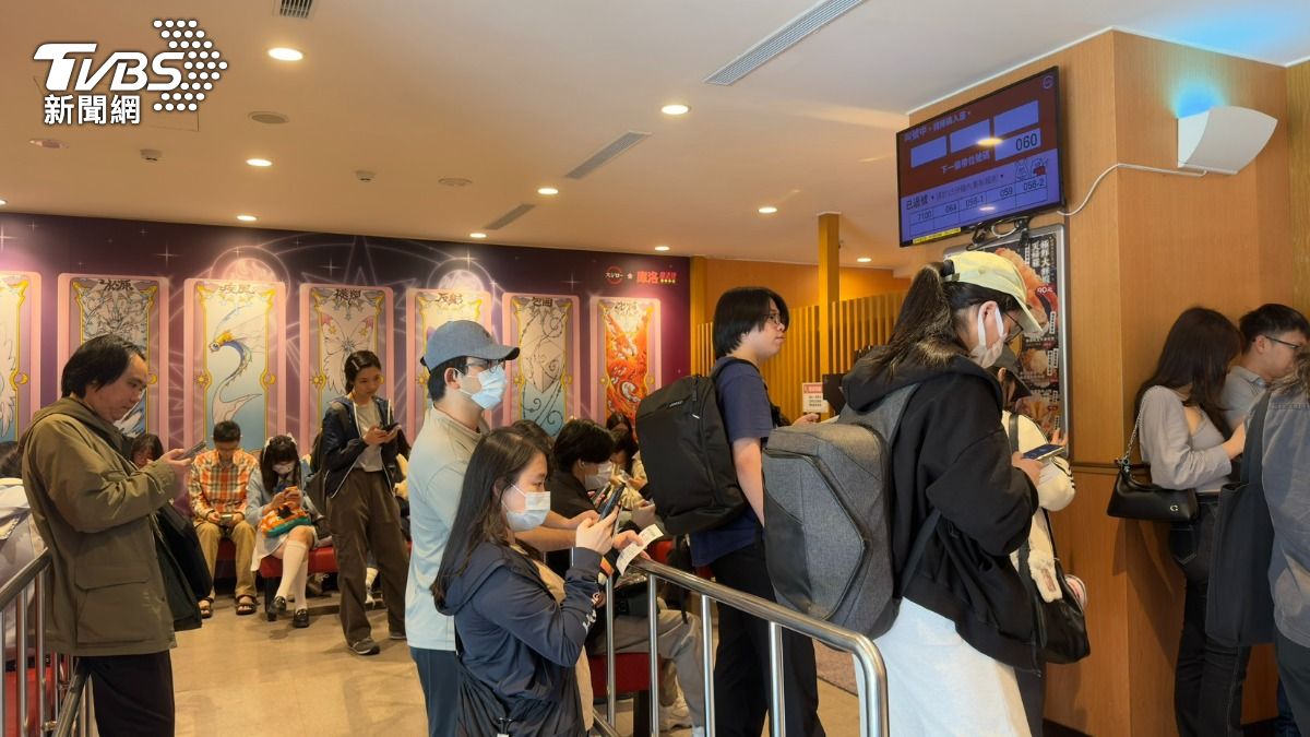 壽司郎中午時段排隊人潮。(圖/陳昫蓁攝)
