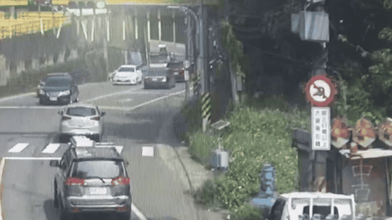桃園貨櫃曳引車疑「未注意車高」撞擊涵洞翻覆。(圖/TVBS)
