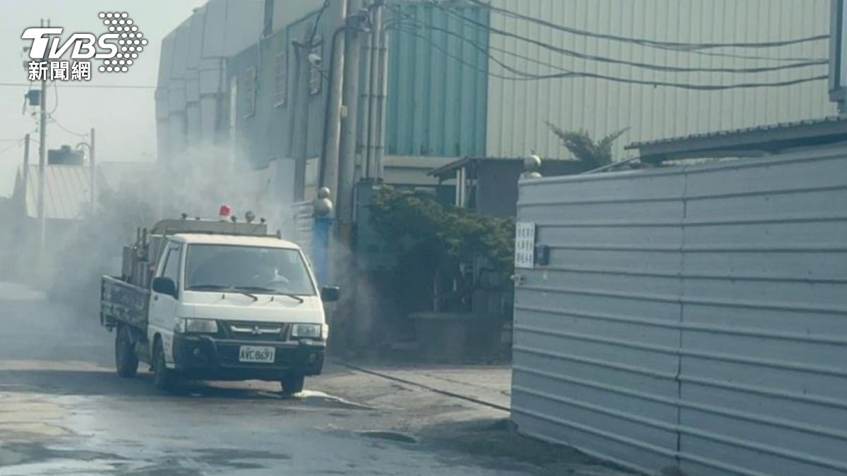 彰化今年首起蛋雞場禽流感,急撲殺6.2萬隻並消毒。(圖/TVBS)