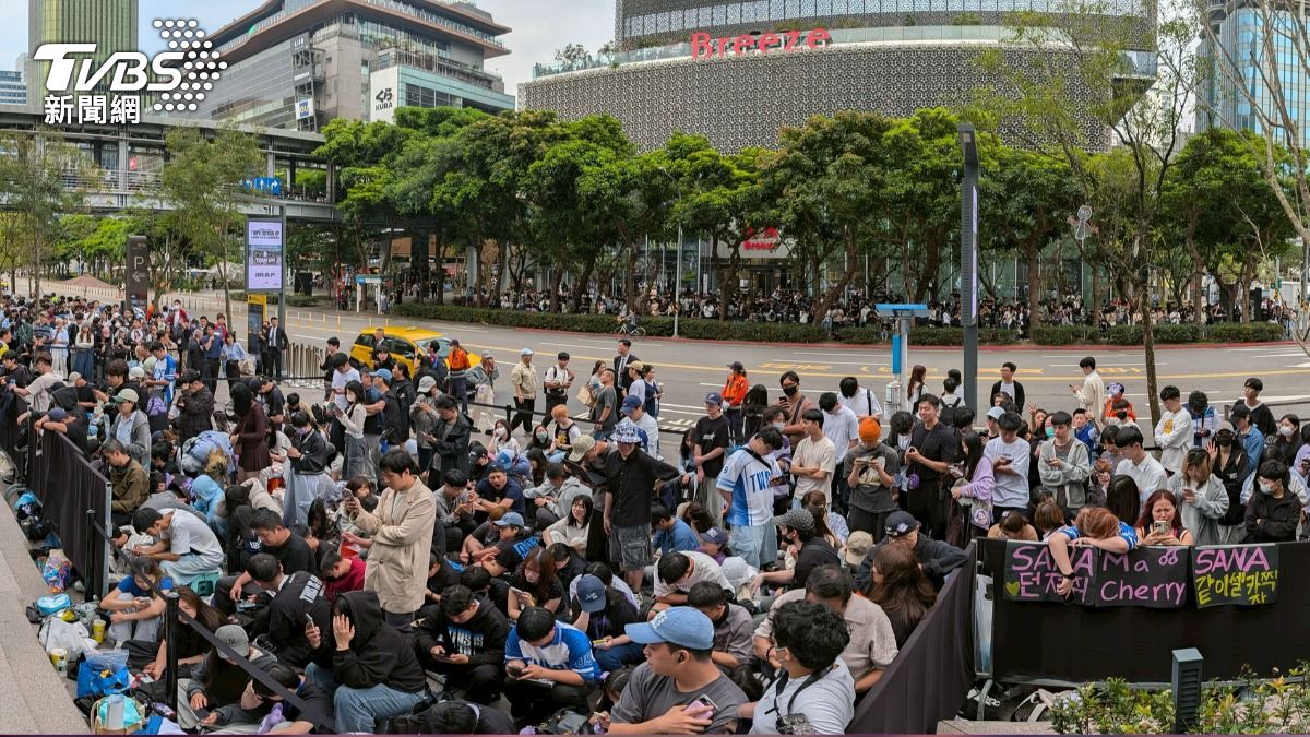 台北101靠近松智路門口擠滿大批人潮。（圖／趙世平攝）