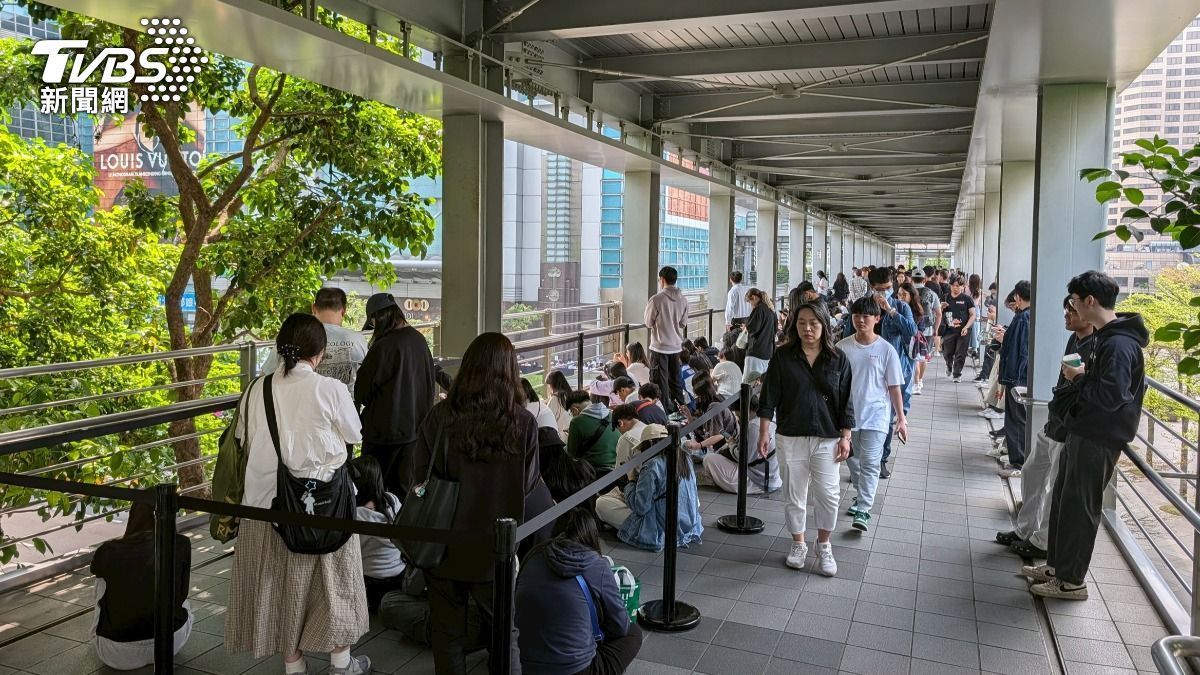 百貨公司內部空橋也擠滿要看Sana的粉絲。（圖／趙世平攝）