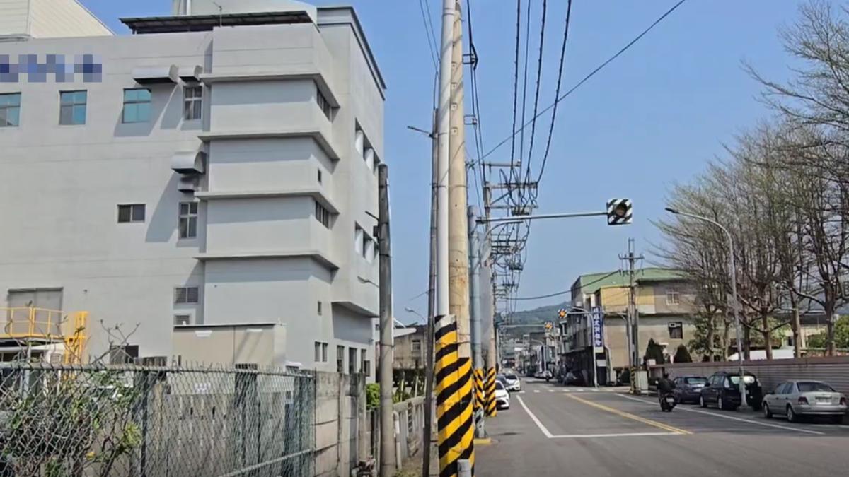 新埔街頭鬥毆,2派人馬爆激烈衝突,黑衣男「亮槍衝人群」。(圖/社會事新聞影音)