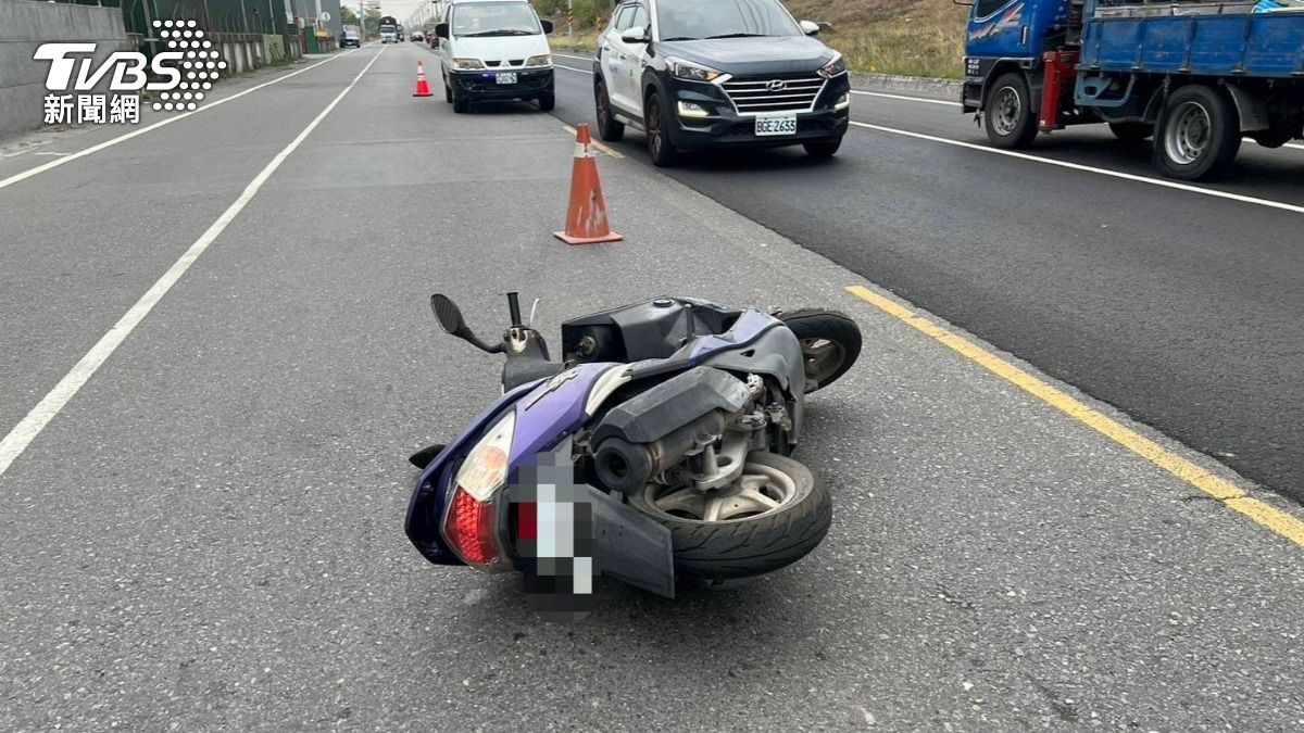 高雄騎士偏離車道,捲大貨車巨輪「輾身」當場身亡。(圖/TVBS)